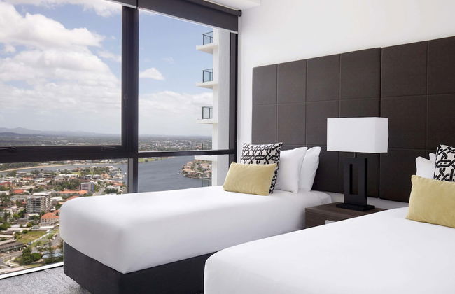 Mantra Circle on Cavill - Photo 16