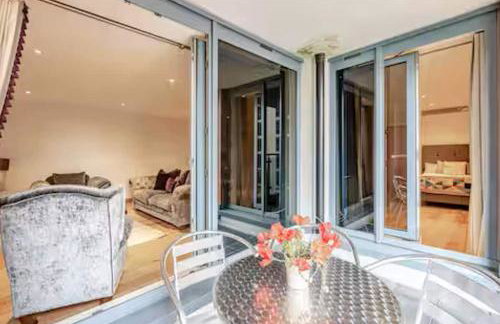 Chelsea Riverfront 2BR & Balcony - Foto 25
