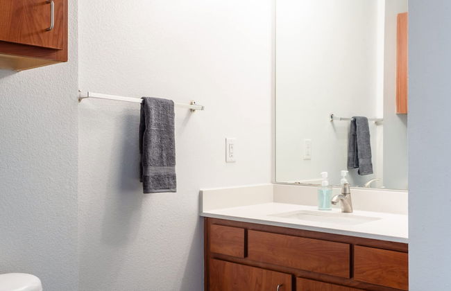 Modern Condo With Pool, Gym, Workspaces & BBQ - Foto 26