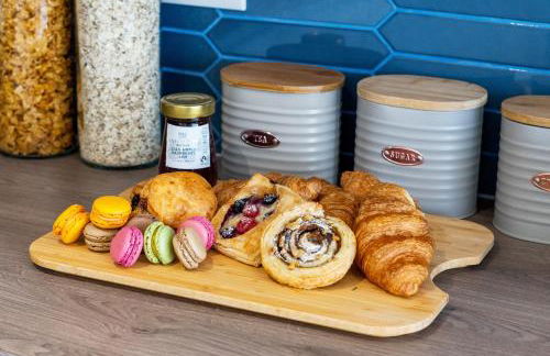 Newly Refurbished 2 Bed Flat - Photo 41