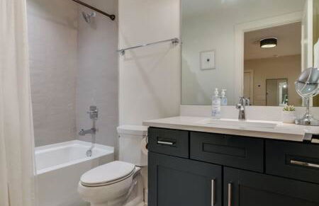 2 Homes, 7BR Rooftop Getaway In Trendy Town Near Downtown, 5 Mins to Nissan Stadium, Less than 10 Mins to Broadway, 24 Hr Hospitality, Great for Groups - Foto 50