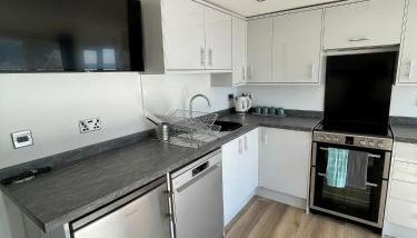 Whispering Waves in Porthtowan, Beachfront Apartment - Foto 5, dishwasher