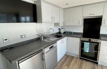 Whispering Waves in Porthtowan, Beachfront Apartment - Photo 5