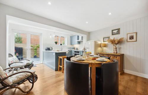 2-Bedroom Stylish & Gorgeous, Cosy Westgate Cottage Retreat, Central Winchester, Free On-Street Parking Permit, with Garden, Close to Cathedral - Sleeps 6, Pets are Welcome - by Blue Puffin Stays - Foto 20