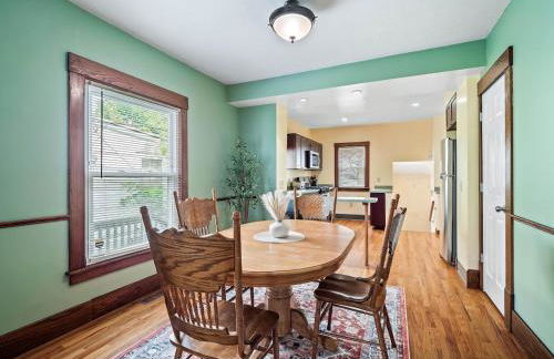 Entire Duplex w Historic District and Sleeps 12 - Foto 33