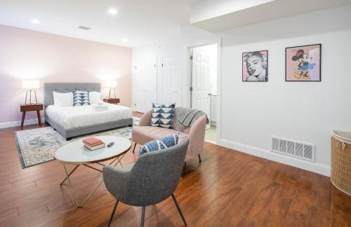 Cherry Suites 2BR Apt w W D Arcade Machine - Foto 28