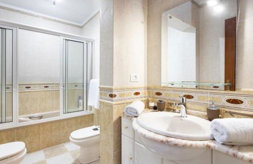 Sunset Horizon Spa Retreat by Eden Rentals - Foto 56