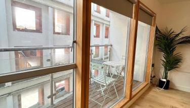 Flatzy - Prime City Apartment with Free Parking & Ping Pong Table - Foto 4