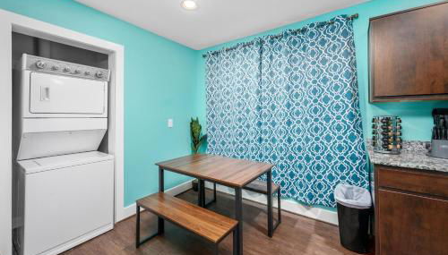 Chic 1BR Stay with King Bed and Free Park - Foto 2