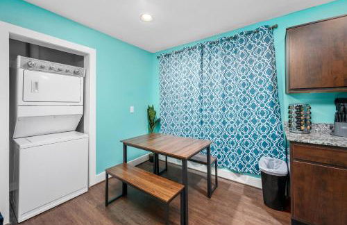 Chic 1BR Stay with King Bed and Free Park - Foto 2