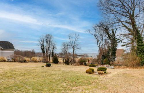 Walk to Eastern Point Beach Apt with Water View! - Foto 21