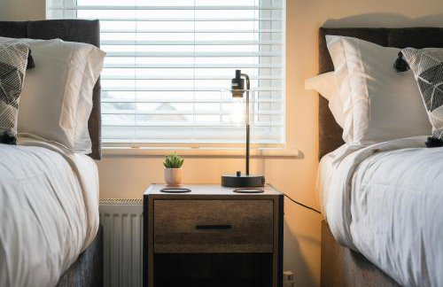 The Lodge - comfortable, stylish, 3 bedroom home with 3-6 beds near Utilita Arena - free parking - Photo 19