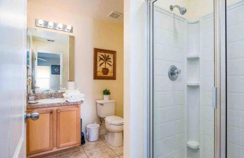 5 bedroom, 7 bed , 3 bathroom Midterm Rental Home with Pool and Game room, near Disney - Foto 25