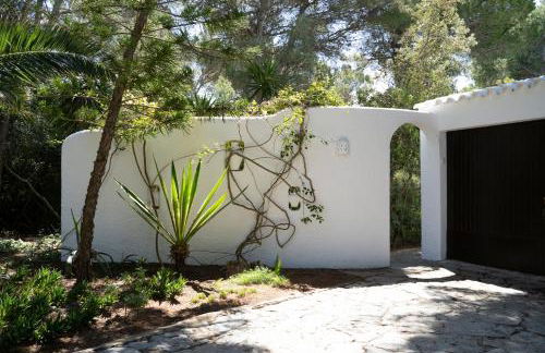 Villa en Cala Morell con piscina privada en el bosque - Foto 26