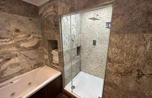 Unique Luxury Home in the heart of London. Air conditioned with private garden - Photo 30