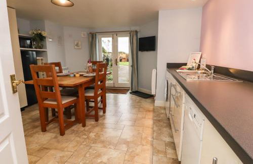 Inglewood Court - Photo 8