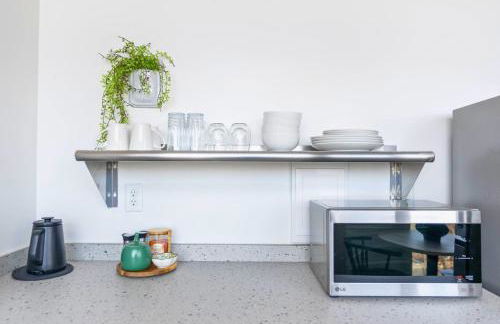 Midcentury Stay w Free Parking - Foto 11