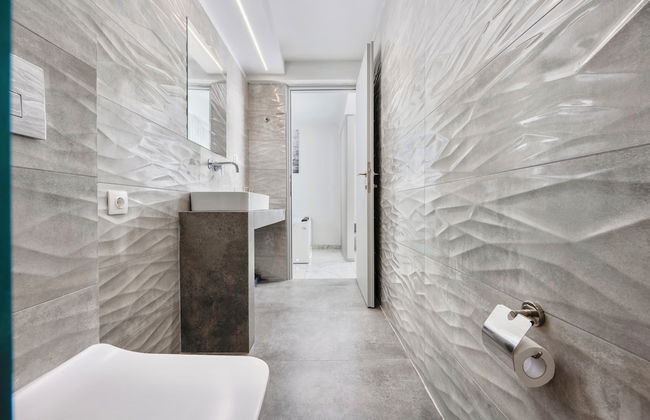 Premium Jacuzzi Suite at the City Center - Photo 12