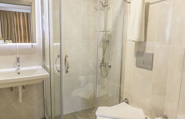 Comfort Suites - Photo 19