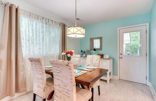 Cozy Goose Creek Escape with Patio and Grill - Foto 2