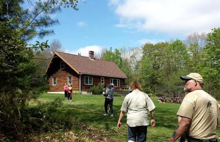 Rustic Camping Cabin with Fireplace in Private Woods near Bangor, Maine - Foto 7