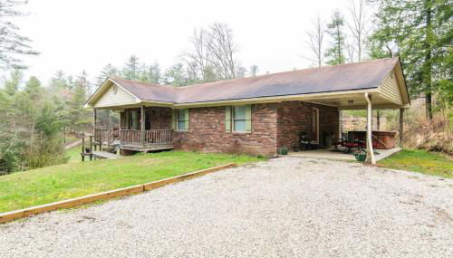 Carries Cottage- Hot Tub, Firepit, Covered Deck - Foto 2