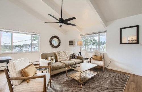 Natural Light, High-Vaulted Ceilings Apartment and Garage - Foto 2