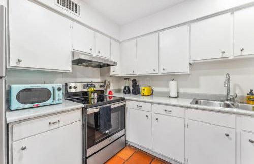 Heart of SoCo 2BR and 1BR King Suites with Free Parking, Pool, and Laundry Center - Foto 38