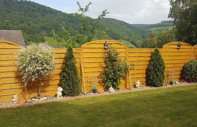 Modern Holiday Apartment With Large Garden Near the River Moselle - Photo 27