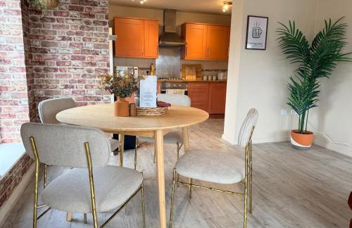 Luxury 2bed Sleeps 4 Flat Nr White Rose w Free Parking, Desks and Fast WiFi - Foto 4