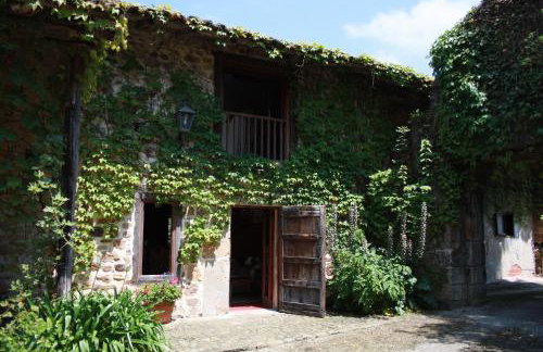 Gatehouse of the Palacio de Hualle near Comillas - Foto 1