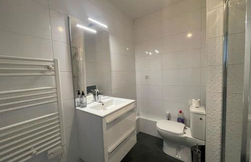 City & cosy, LYON CHARCOT- WIFI - LAVE LINGE - BALCON - PARKING - Foto 8