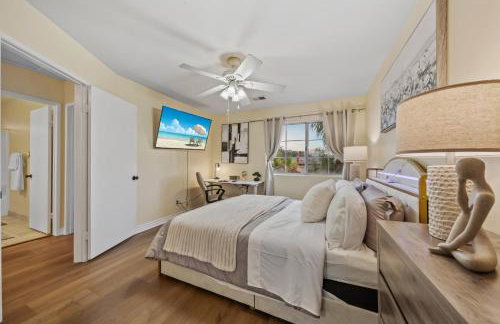 Entire Private Home with 4 Bedrooms, Pool, Hot Tub, King Bed, Garage, Available Now - Foto 9