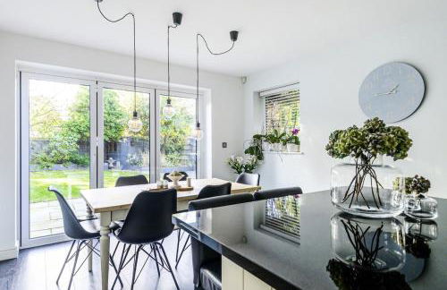 Contemporary detached house short train to London - Photo 1