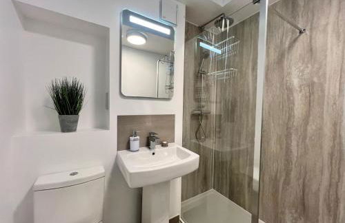 Borage House- Crawley,3BR House, Wifi, Parking, Close to Gatwick Airport, Contractor friendly, short and long term stays welcome - Foto 59