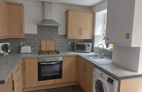 Charming 2 BedRoom Tredegar Gem. Sleeps 4 - Photo 17