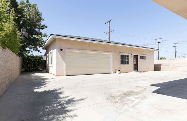 Elegant Retreat Modern Comforts, Prime Location - Photo 49