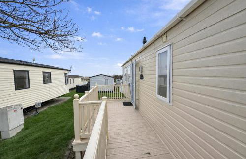 Stunning 8 Berth Caravan With Decking, Ref 71012P - Photo 7