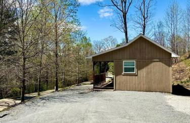 Cottage on Lake James Resort Amenities Included - Photo 10