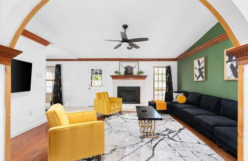 Serene Family Retreat King Beds Pool Hot Tub and Games - Photo 7