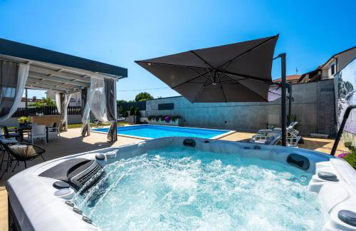 Villa Beauty with heated pool and jacuzzi - Photo 17