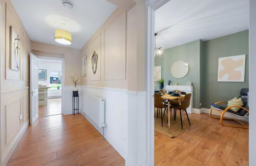 LONG TERM STAY SPECIAL OFFER AVAILABLE! 5-Bedroom Spacious, Stunning Design, Sociable Areas & Cosy House Near South Downs Park, Sleeps 11 with GAMES Room, PRIVATE PARKING and GARDEN - by Blue Puffin Stays - Foto 27