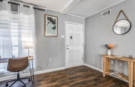 Mins from Parks Hiking & Dining- Brick Bungalow - Foto 19