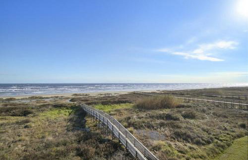 Oceanfront home with pool, large decks, fire pit and private walkover to the beach - Foto 37