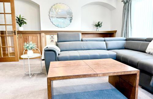 Golf View Spacious Bungalow 2 Bathrooms, Free Parking WiFi - Photo 16