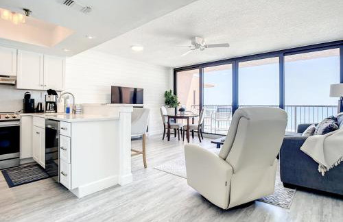 Oceanfront Sunrise Overlooking Pool Walk to shopping dining Sunrise 805 - Foto 8