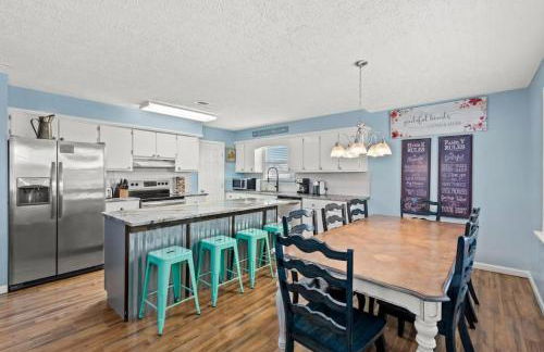 Anchors Away - Private Pool, Seasonal Hot Tub, Game Room, Walk to Beach, Pets OK - Photo 6