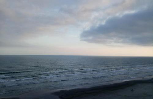 Prédio com piscina na cobertura frente ao mar,apartamento para até 6 pessoas e 3 crianças até 8 anos, churrasqueira na sacada, Wi-Fi grátis, rede de proteção, NÃO oferecemos roupas de cama e banho, 1 vaga de garagem, na Praia Grande-Vila Mirim - Foto 51
