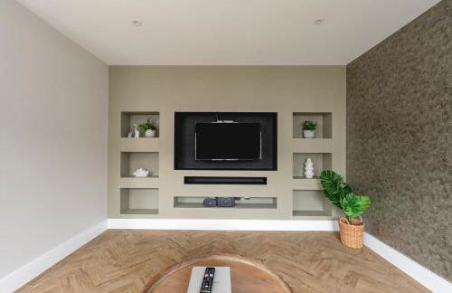 Skyvillion - COZY LARGE 4 & 1 Bed Apartments in London Enfield, Mins to Tube Station, Free Wi-Fi - Foto 56