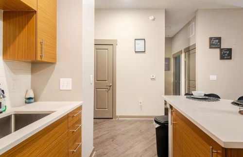 Stylish 1BR Uptown Apartment - Photo 8